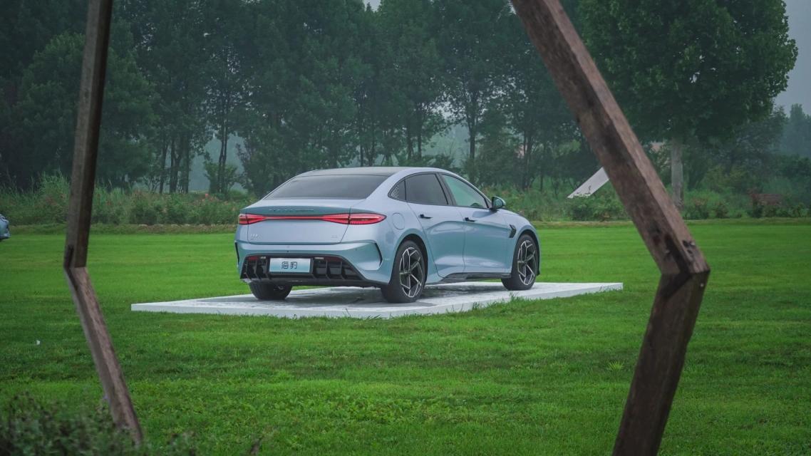 比亚迪海豹技术上的革新,比亚迪推出海豹是在和谁竞争