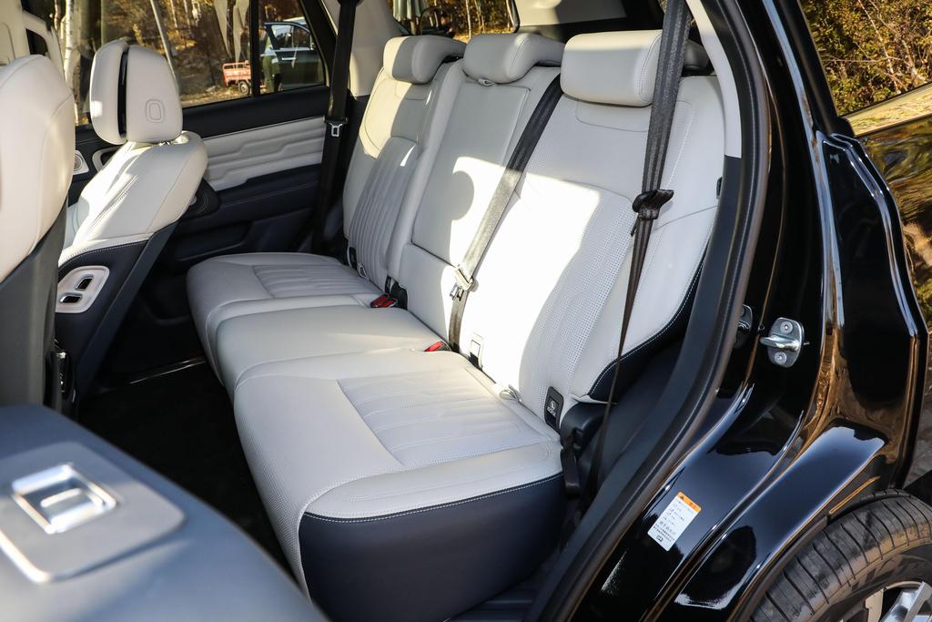 硬派和家用能兼顾吗？全面解读北京BJ60，这车能火起来吗？