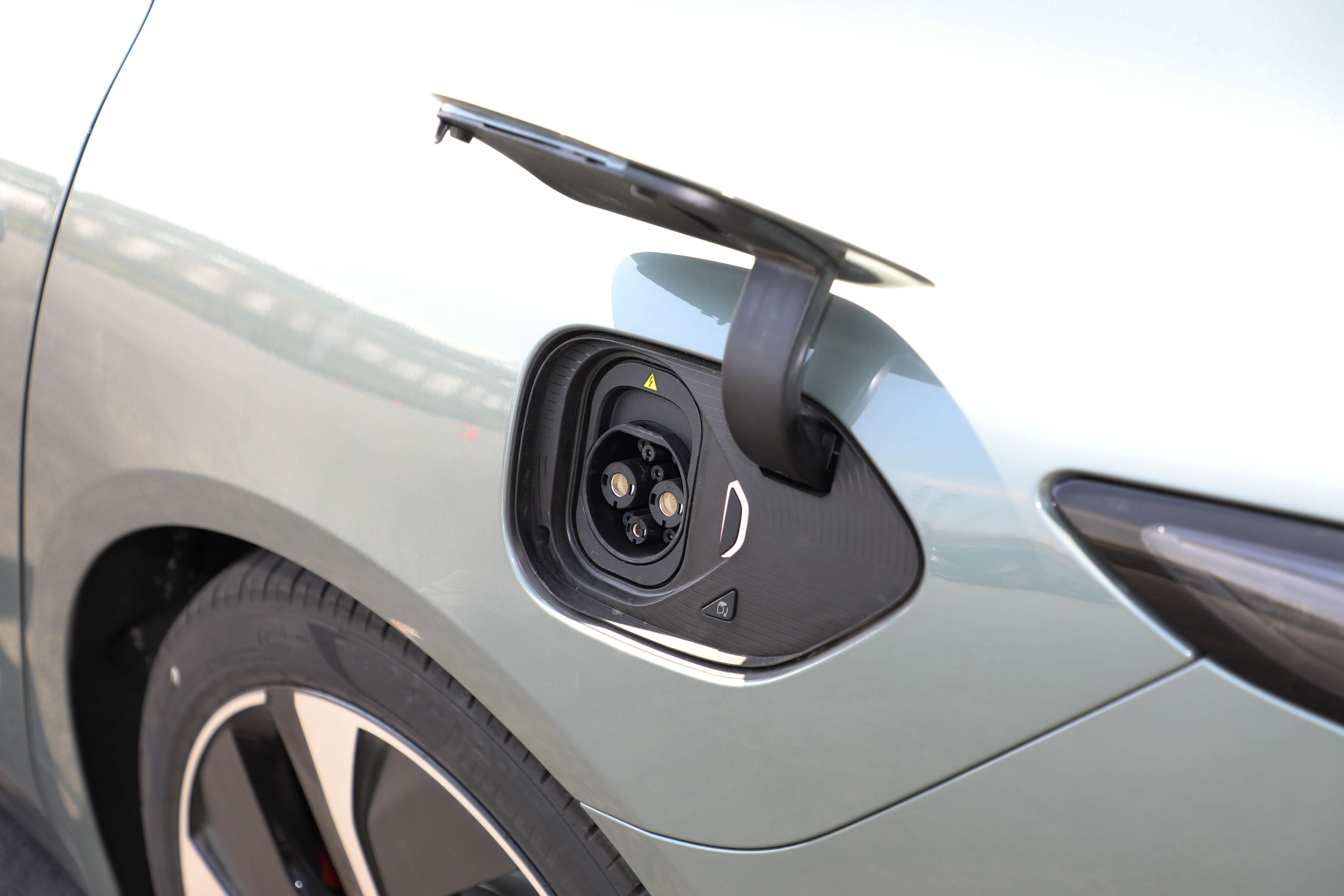 续航1000km蔚来et7实拍试驾,蔚来et7性价比高吗