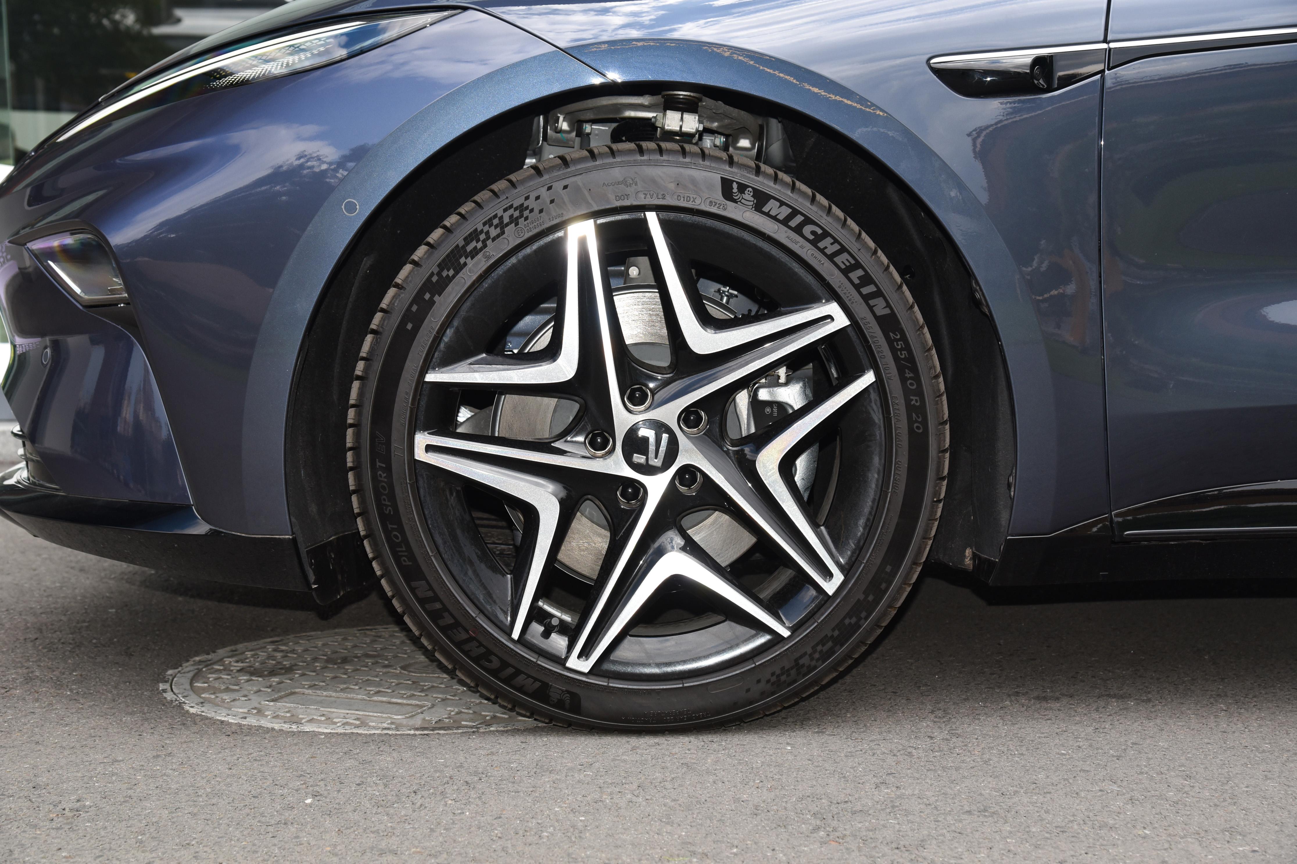 轴距3米纯电,轴距3.7米