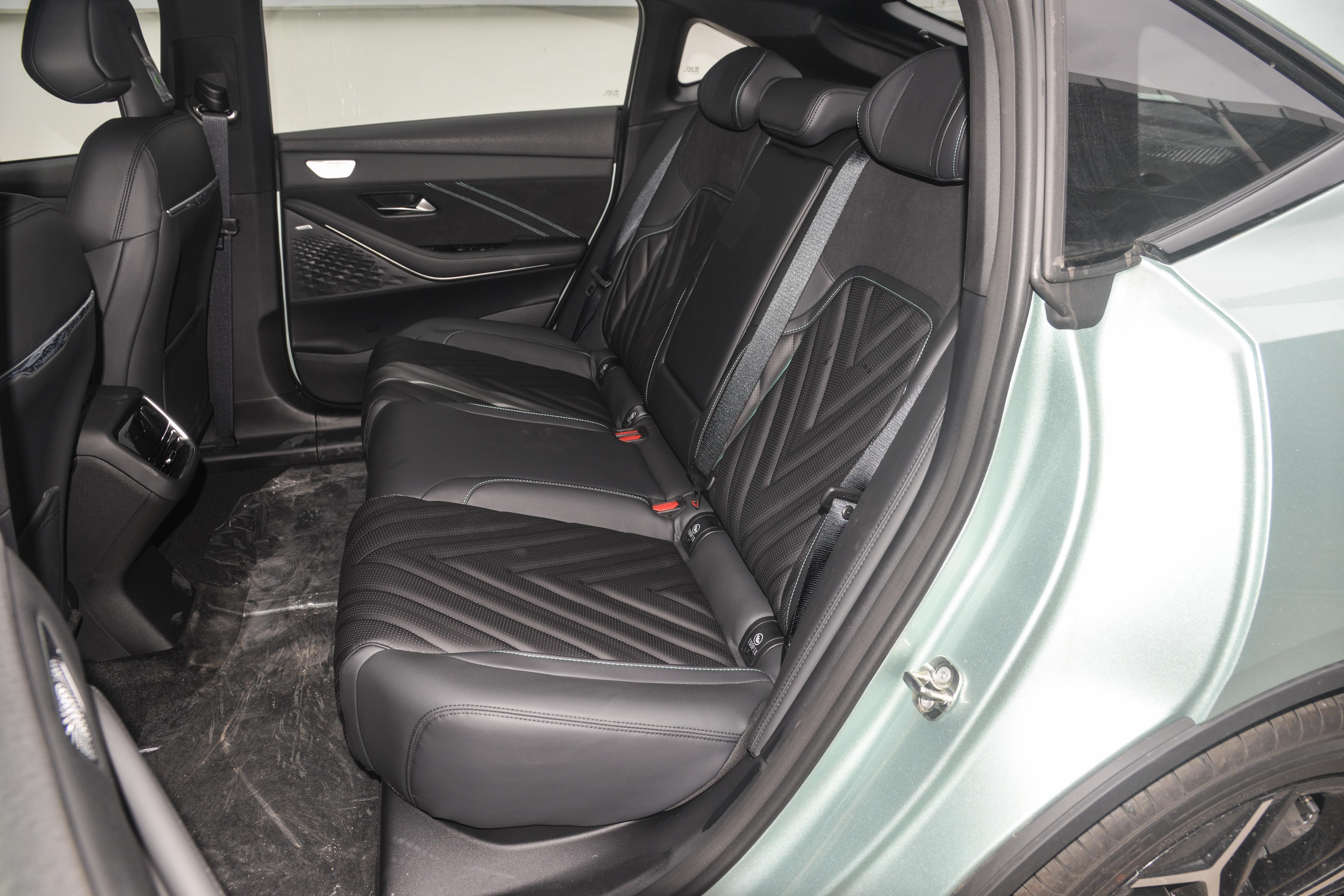 荣威d7dmh驭光蓝和刀锋银对比,插电版荣威d7值得选吗