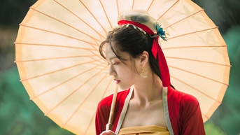 小说：美女被敌军俘虏，流氓首领见到她后眼睛都亮了，她能否脱险