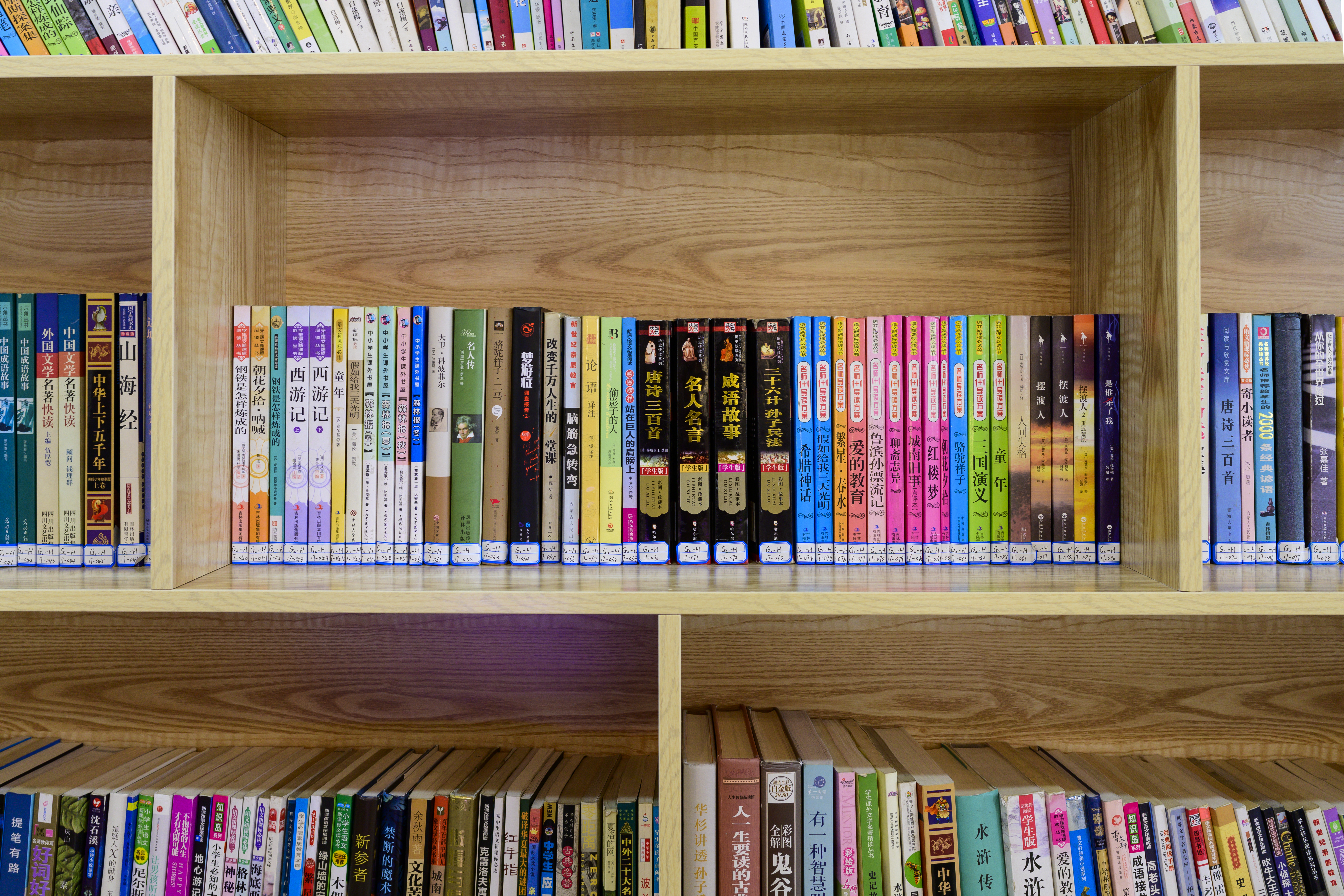 小伙误入鬼村不料被一只恶鬼缠身,小伙误入神秘村庄想救出小男孩