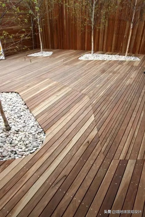 木铺装在私家庭院中的巧妙运用，是个学问