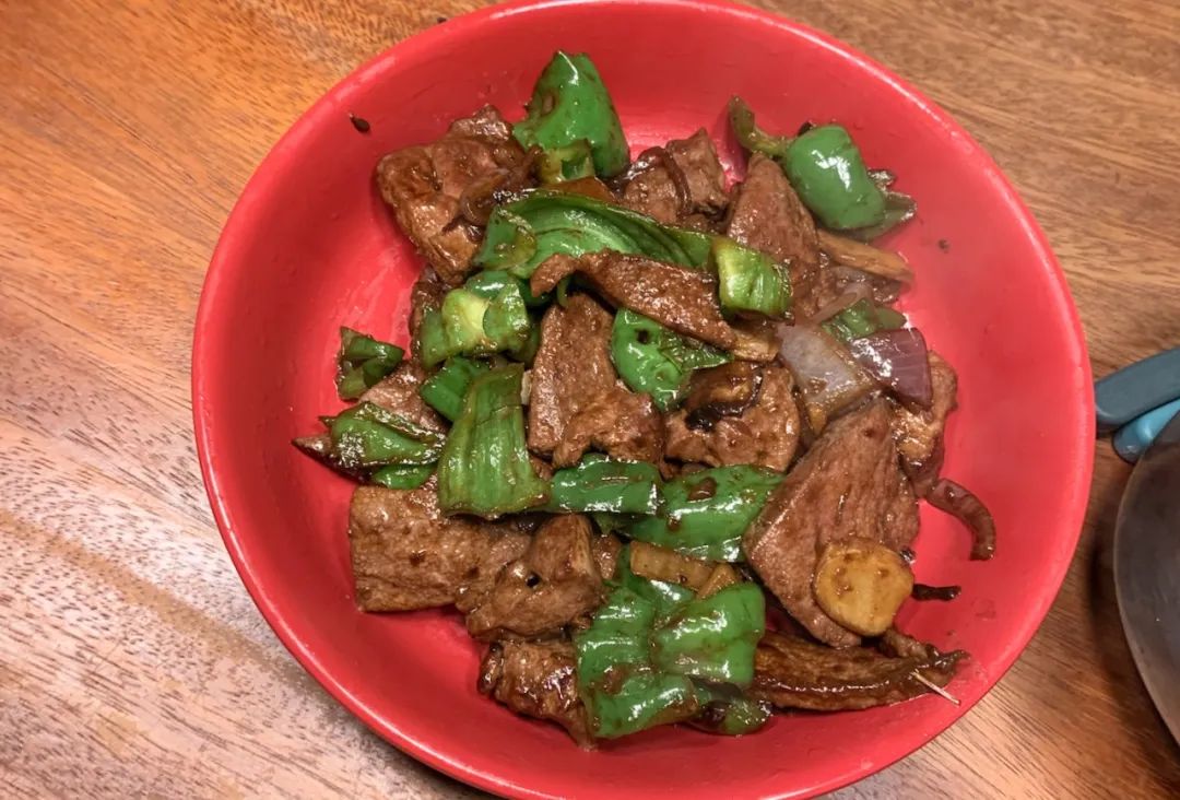 两个小孩给妈妈做大餐,两个女孩给爸妈做饭