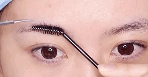 因为眉毛没画好想哭的，应该不只杨超越吧？