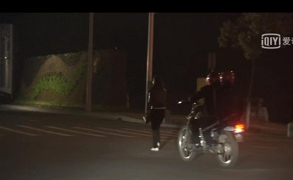 留守儿童扇耳光,19岁女孩被15岁学生扇耳光