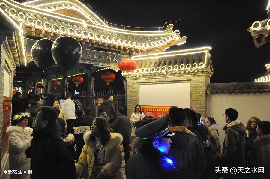 甘肃天水数万民众“上九朝观”祈福纳祥争烧头柱香！（组图）