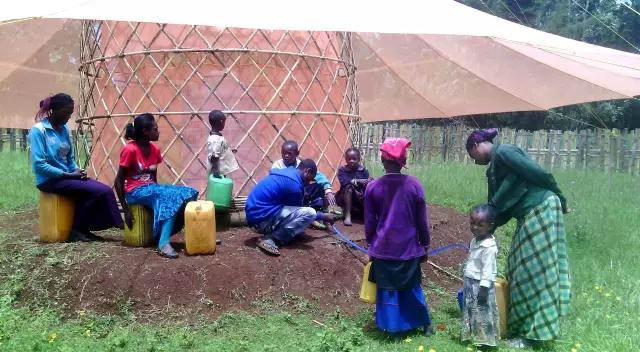 设计师在非洲做了个花篮，用来向天空借水