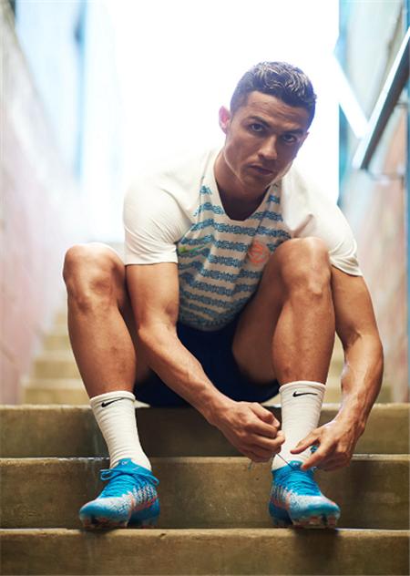 c罗在中国暖心时刻,c罗在中国球场戏弄警察