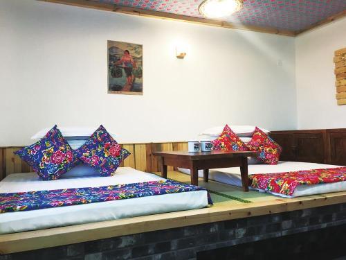 白雪横千峰，青天泻二流。登封如可作，应待翠华游——长白山