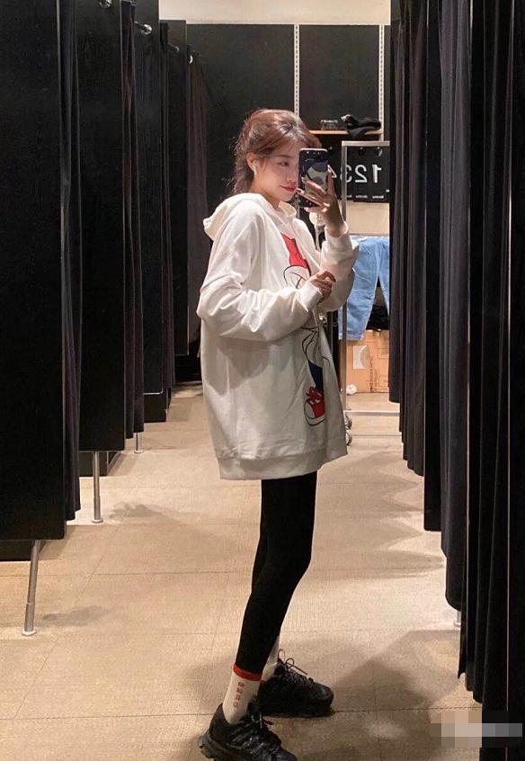 冬季阔脚裤搭配卫衣,瑜伽裤袜子外穿酷