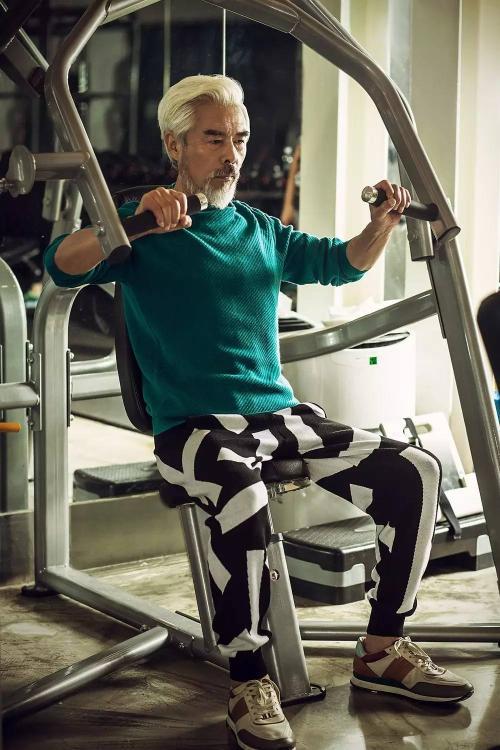 老头滑滑板视频,白胡子老头玩滑板