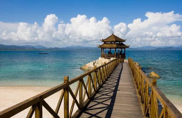 高温下的阳光沙滩海浪,为什么现在不出国也能买免税产品