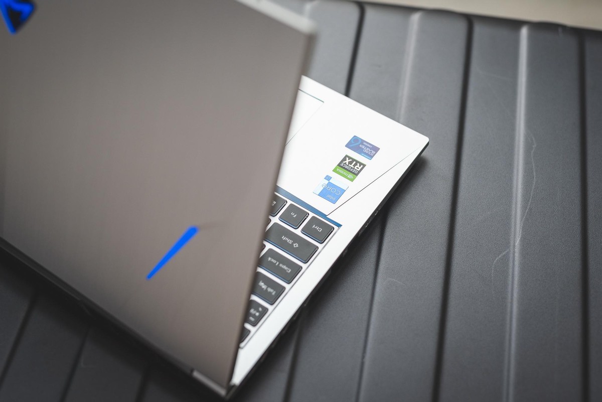 一台重量仅为1.85kg的游戏本机械师F117毒药