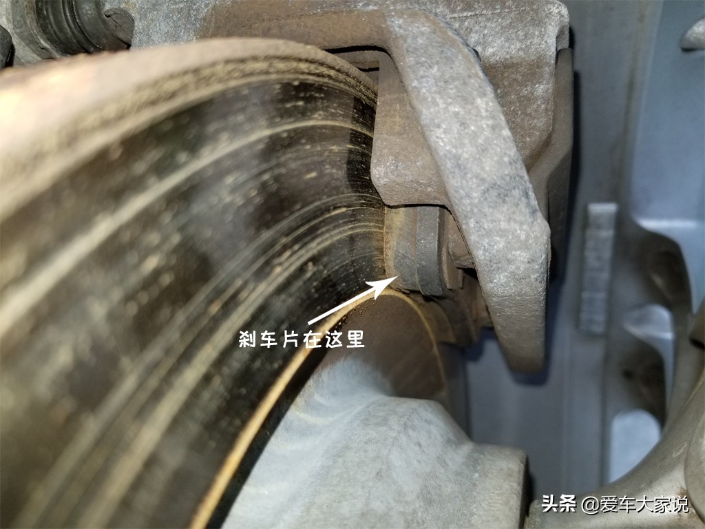 汽车刹车是前后轮一起刹车吗,汽车刹车是四个轮子一起制动吗