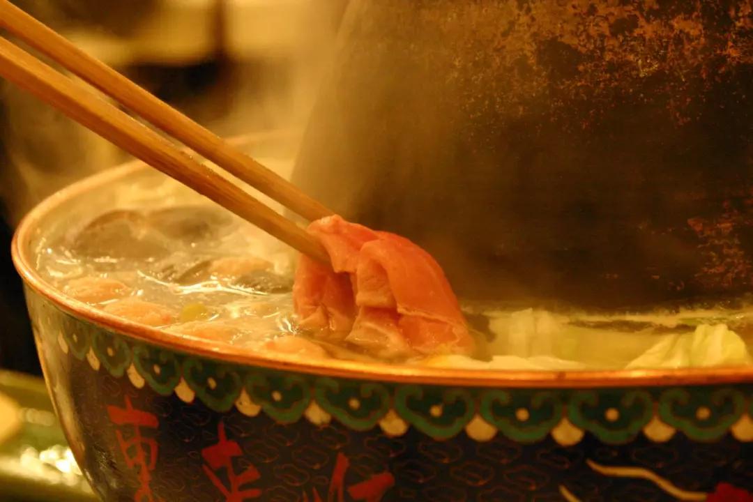东来顺涮羊肉火锅视频,东来顺老北京铜锅涮肉
