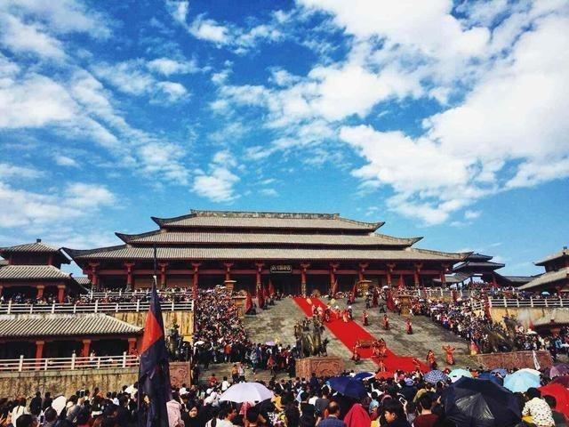 男子景区开10元管饱店被多家模仿,男子在景区开10元管饱店