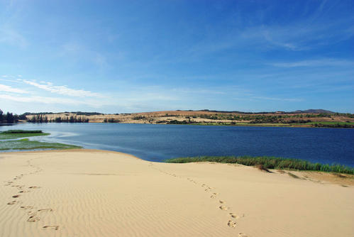 为何成捆人民币在越南当街摆放？去越南首都可以直接使用人民币