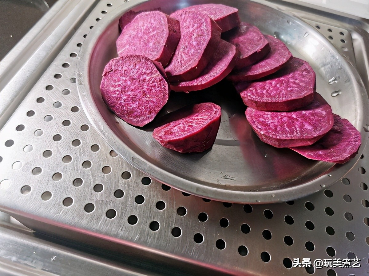 春风轻拂，落下一地金黄，拾掇后的甜品，松花粉双紫布丁