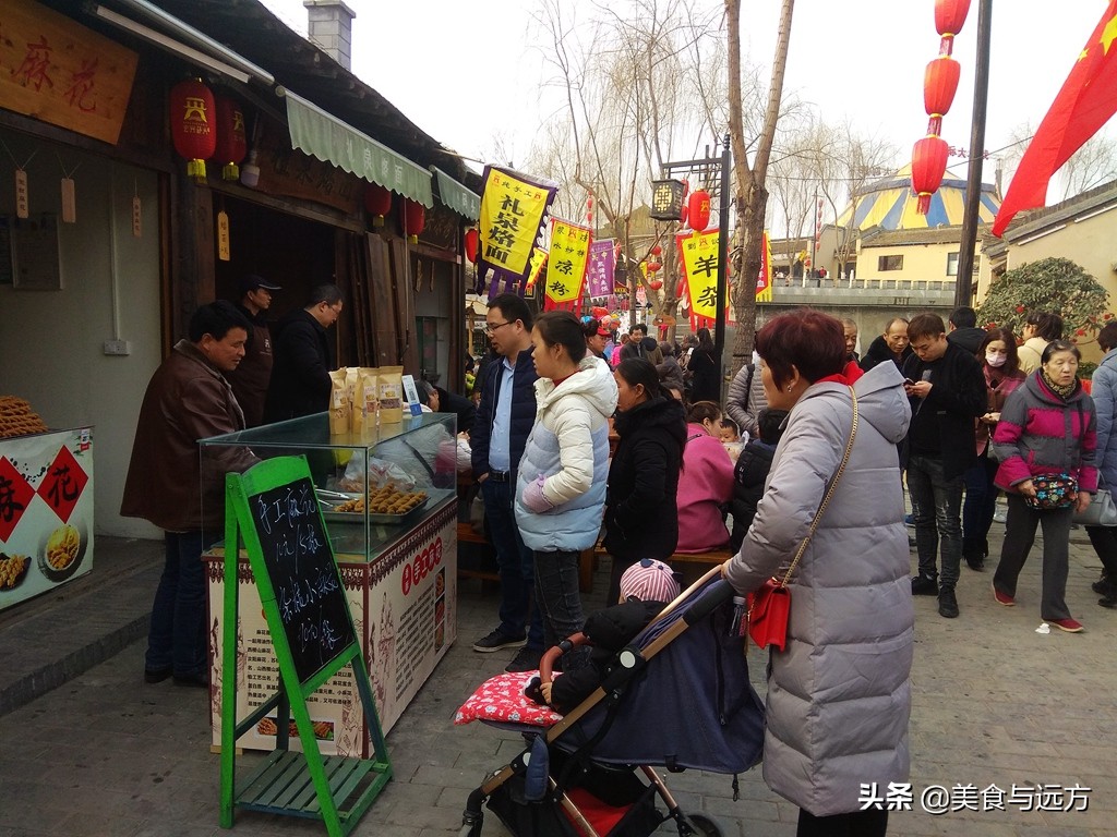 渭河岸边的民俗村，拆拆建建4年了，至今依然人气挺高