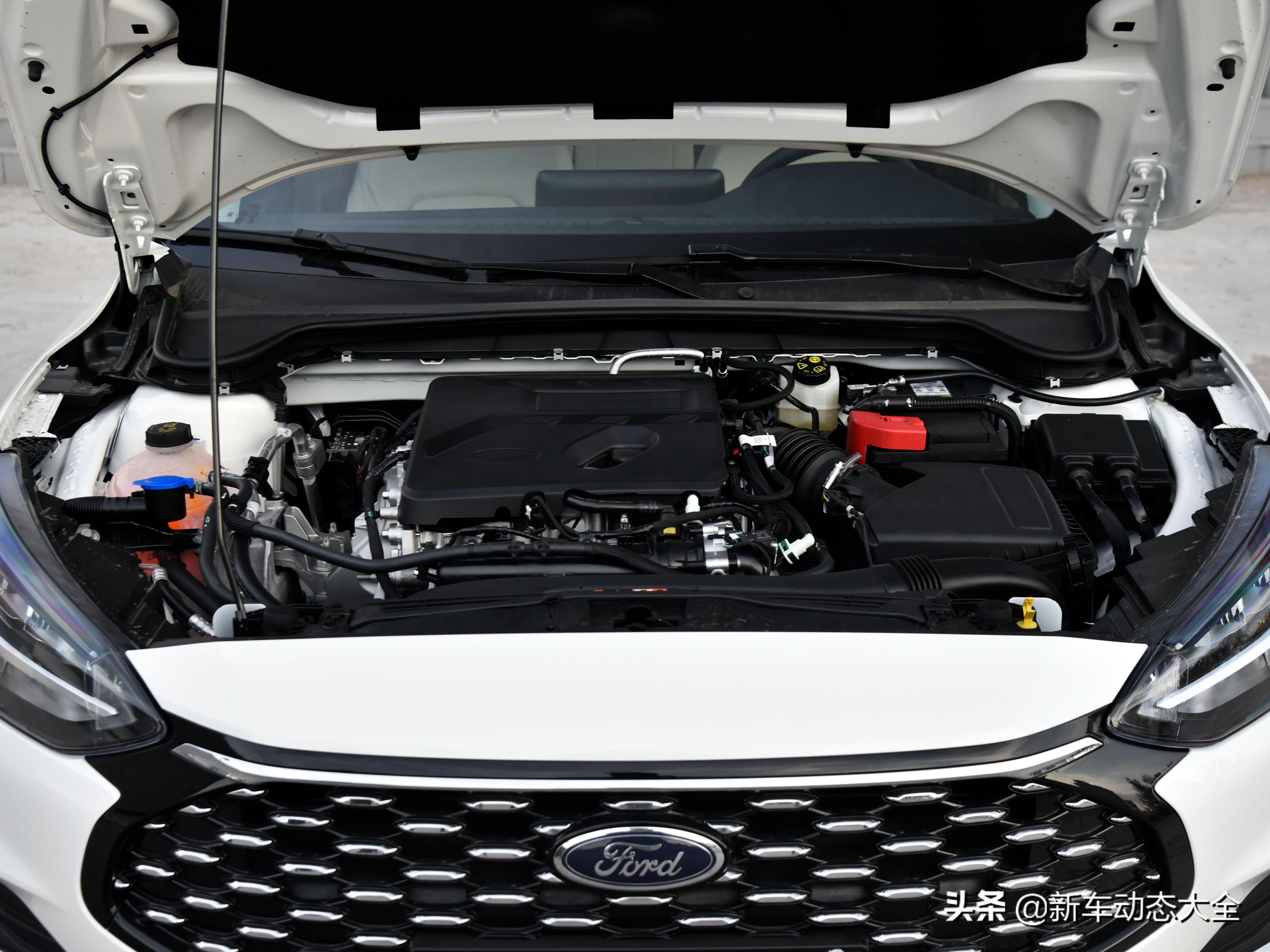 三厢版本合资家轿，低油耗底盘稳用料好，实拍福克斯