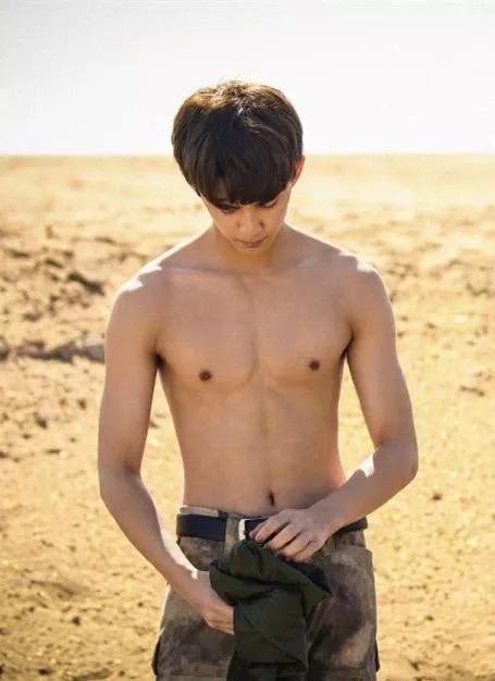 李现有没有腹肌,李现的真腹肌