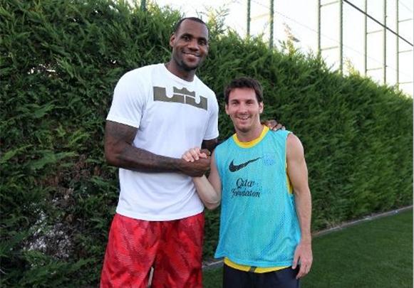 足球明星面对篮球明星,易建联姚明再度同框相互微笑感人