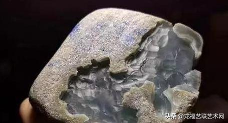 开窗后翡翠原石价格几百块,翡翠原石开窗后玉质发黑不油亮