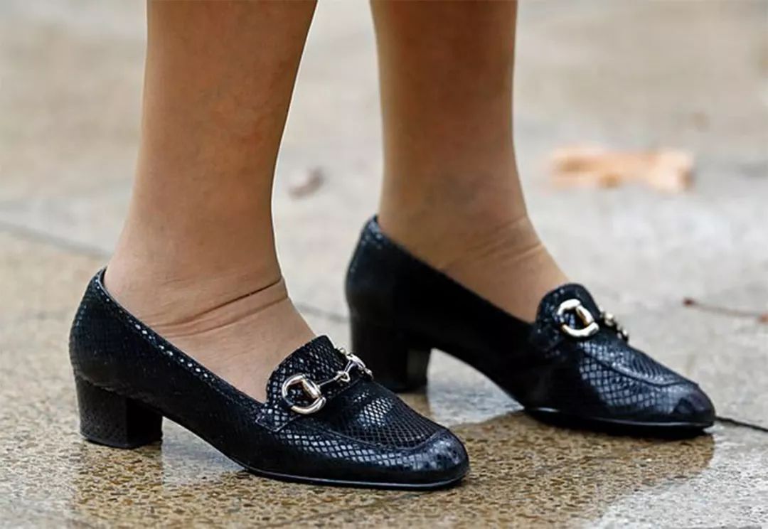 英国女王穿鞋子不磨脚,英女王喜欢穿二脚鞋