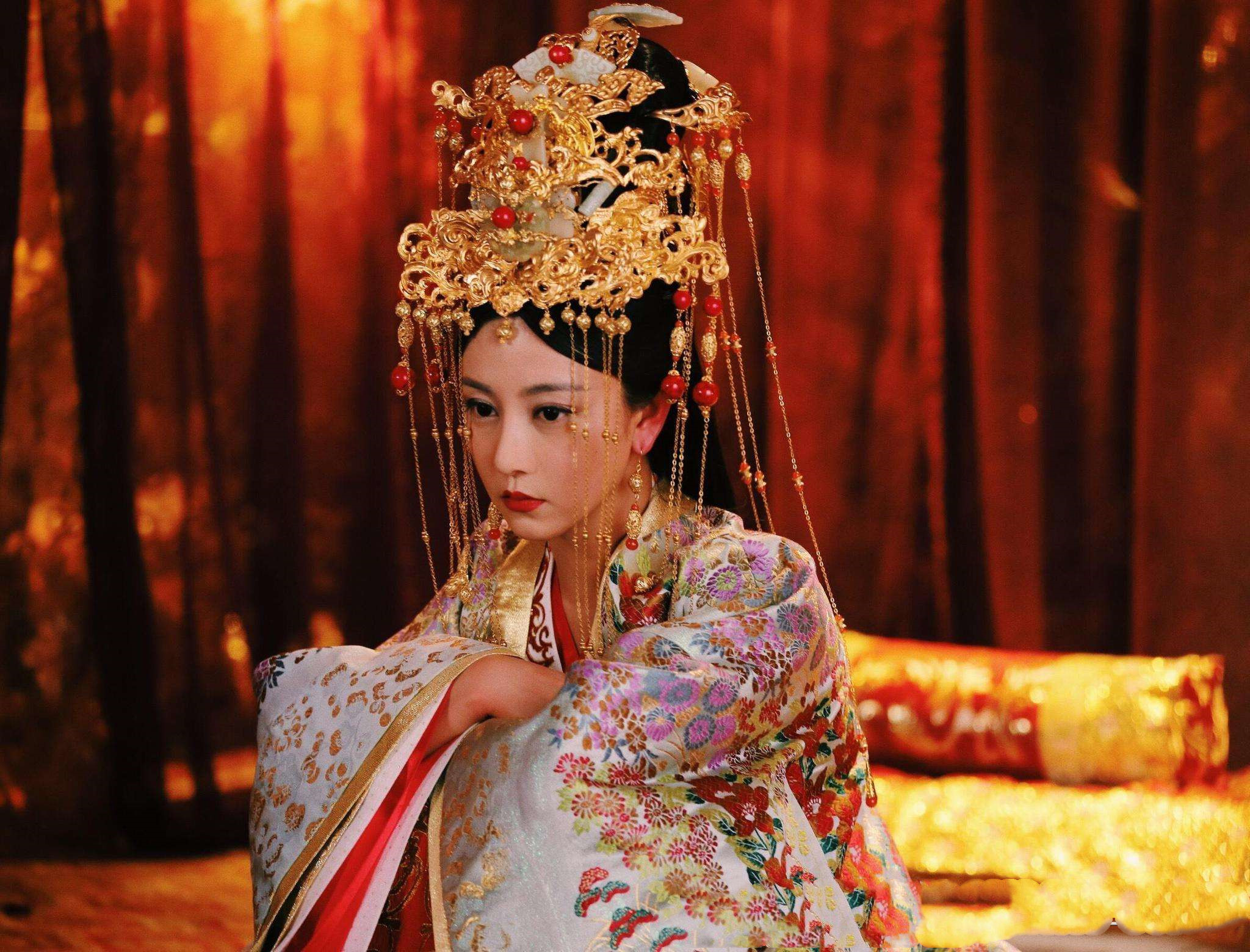 她13岁为后，但皇帝从不宠幸她，20岁当太后，独守空房57年