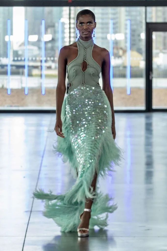 王嘉尔炸裂现场宣美 (王嘉尔宣美最新视频)