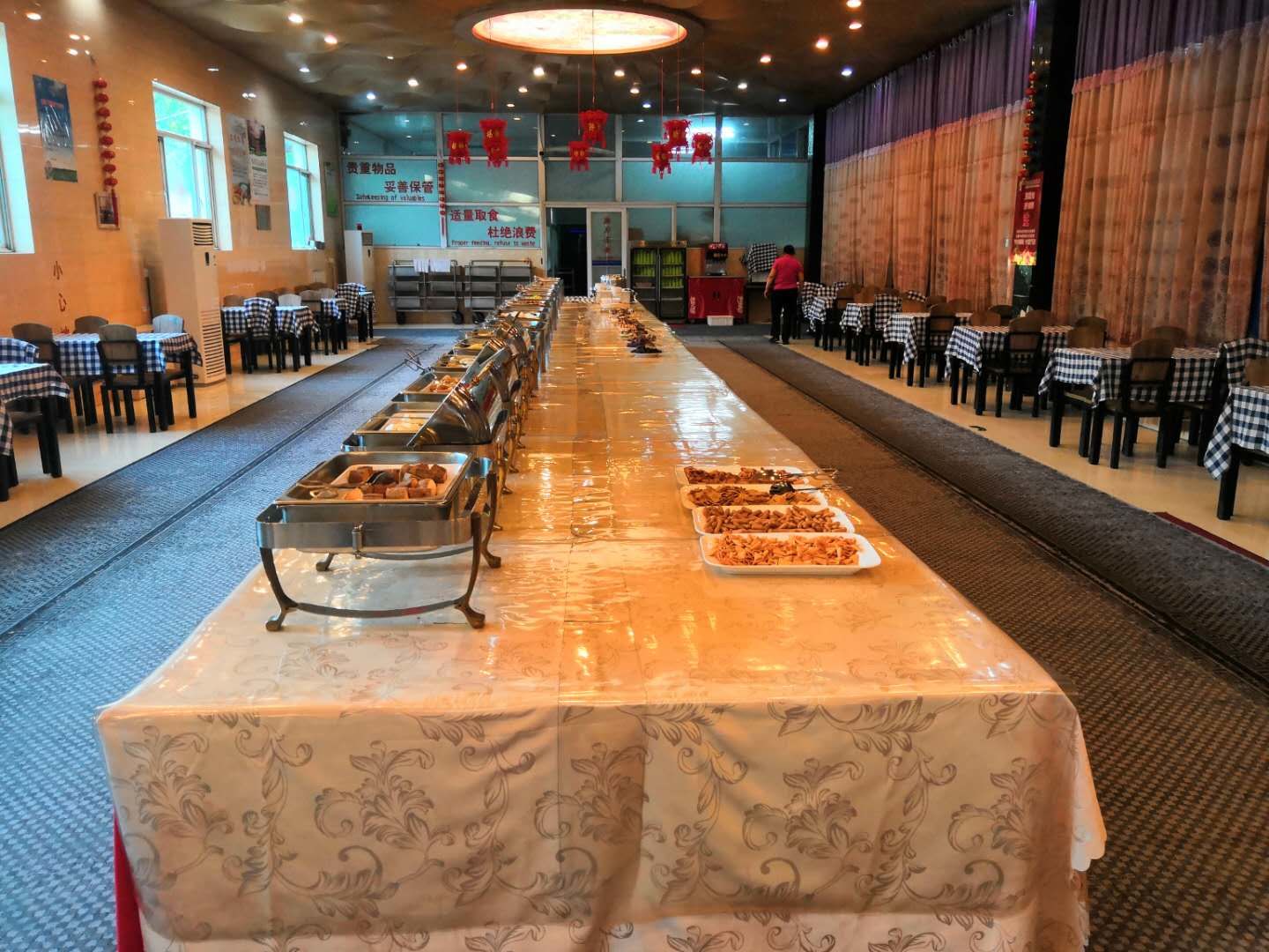 好似北京闹市中的瑶池仙境，使紧张的神经放松，运河苑温泉水世界