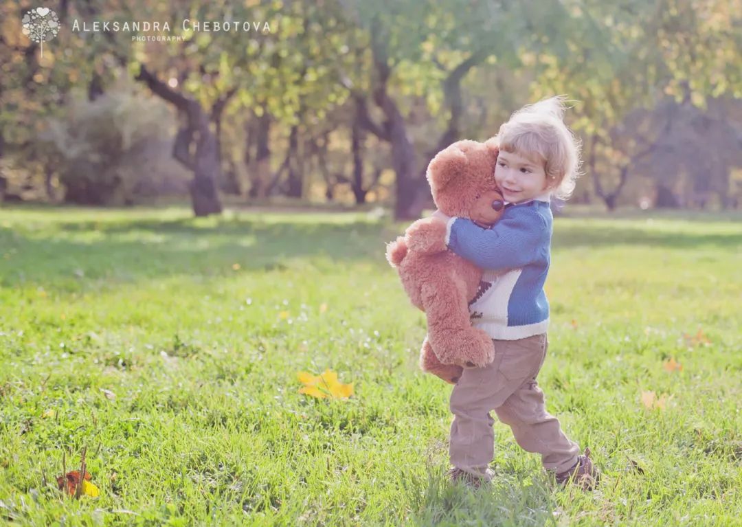 宝宝不愿意自己走路要抱,宝宝不愿意走路不抱就哭