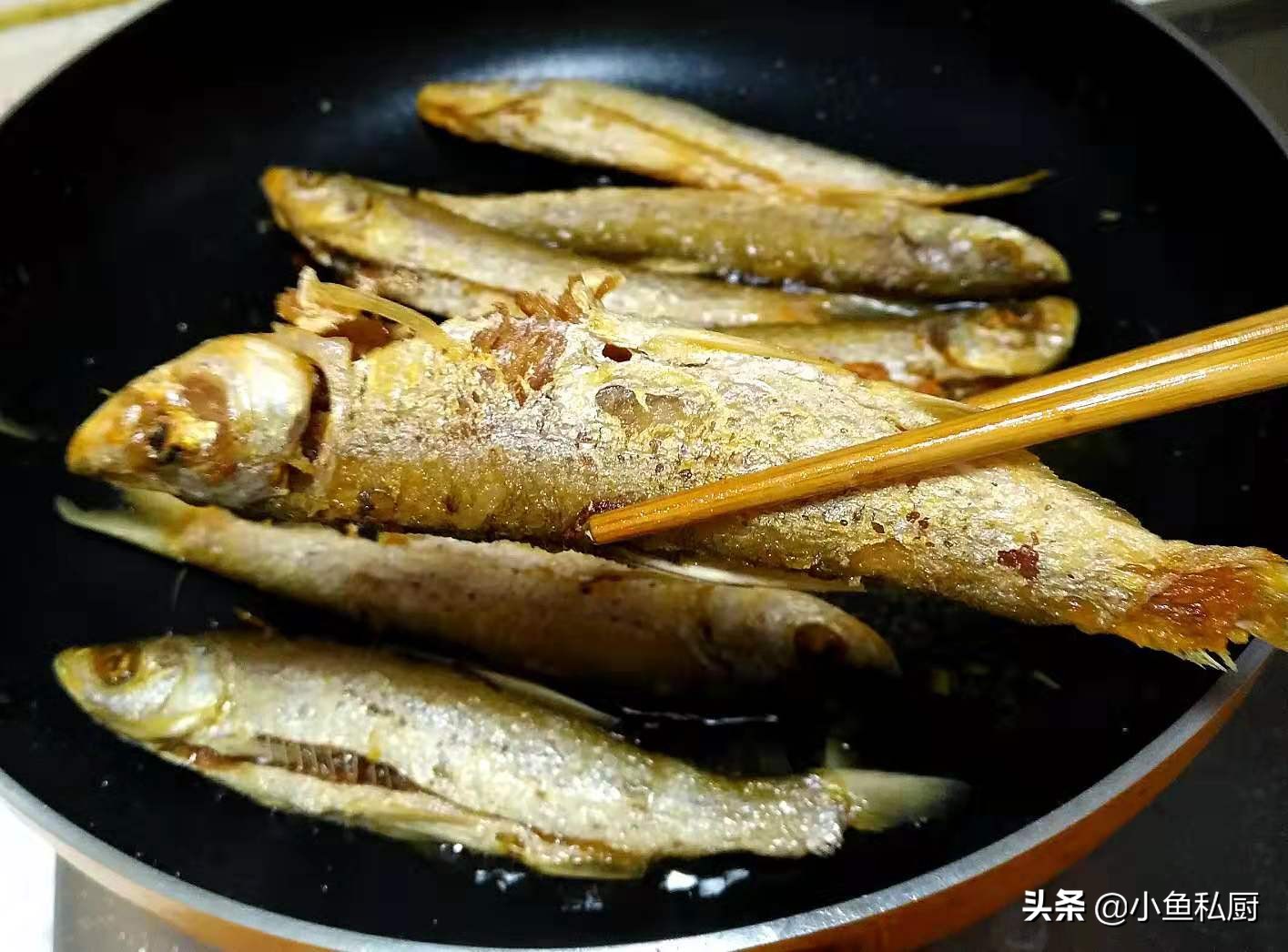 煎整条鱼不粘锅的正确方法,鲫鱼西红柿怎么煎不粘锅不破皮