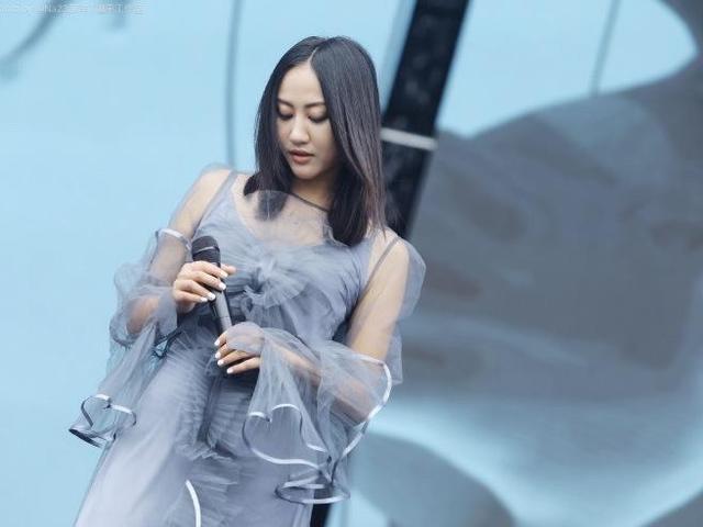 承认割双眼皮后，她又坦白自己是双性恋，与前女友的恋情浮出水面