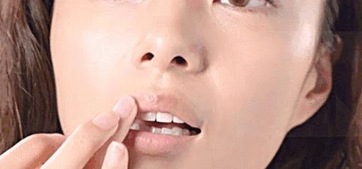 嘴唇越舔越干变黑,嘴唇越舔越干还起皮是什么原因