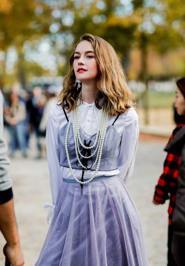 珍珠帽子白色怎么搭配好看,休闲穿搭适合戴的珍珠