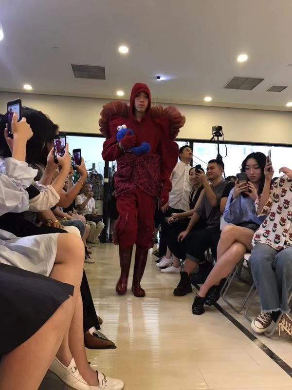 鍦ㄧ編鏈鏍″嵈涓嶅缇庢湳,浼﹁壓涓婂