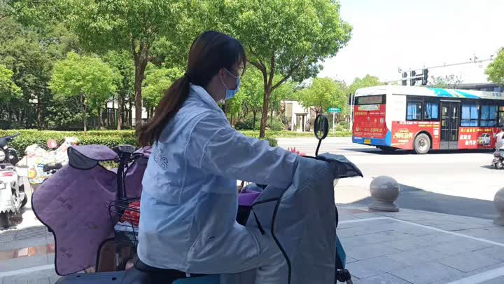 网格员协助社区疫情防控,社区网格员做好跟踪落实居家隔离