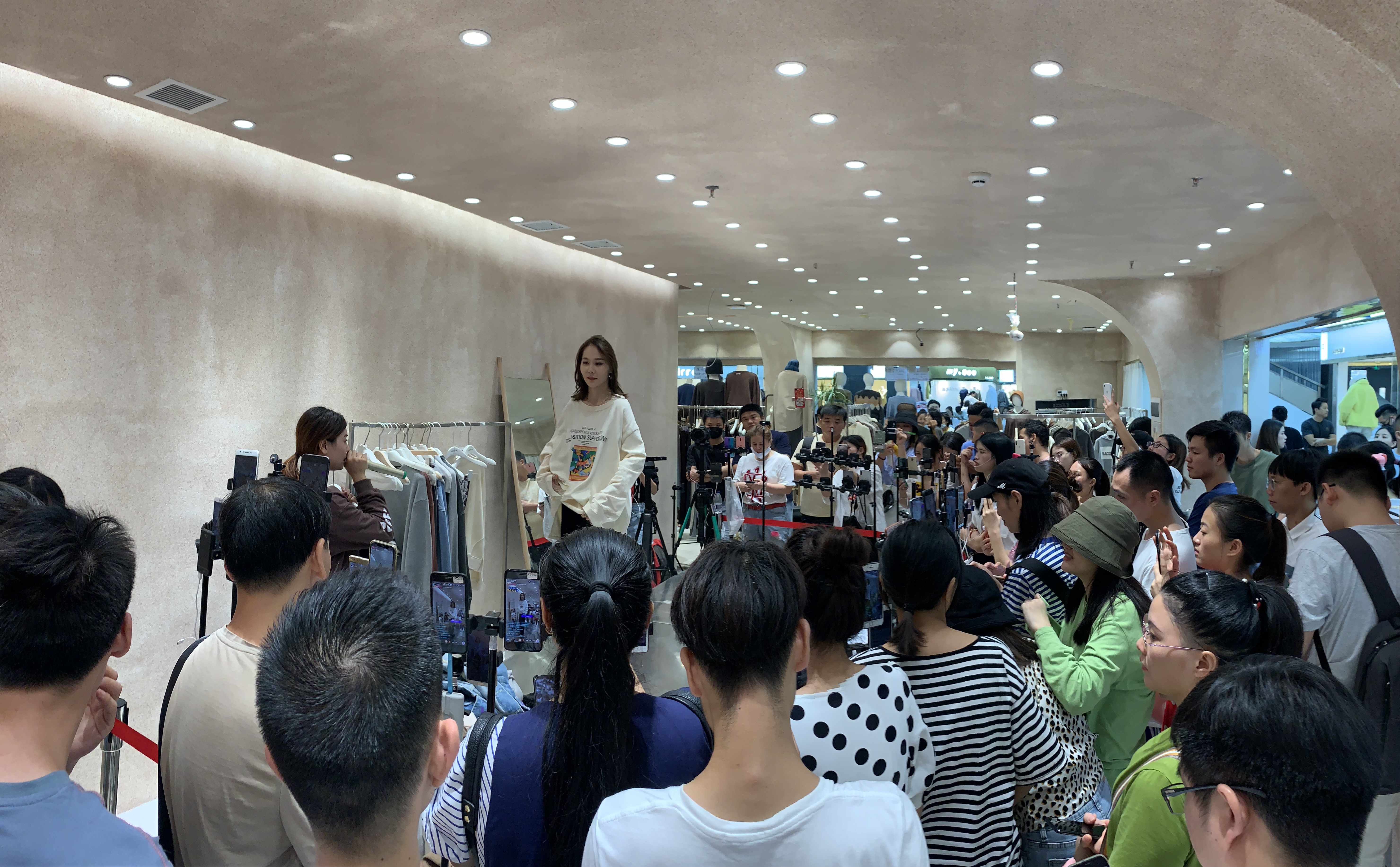 为什么服装批发价格那么贵,为啥批发市场有的衣服几块钱