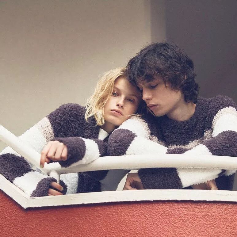 即使不出门也要穿出睡衣的别致,穿睡衣成了一种时尚