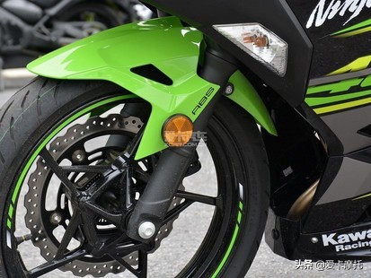 小姐姐骑着粉红色的仿赛摩托车,仿赛摩托车低座推荐