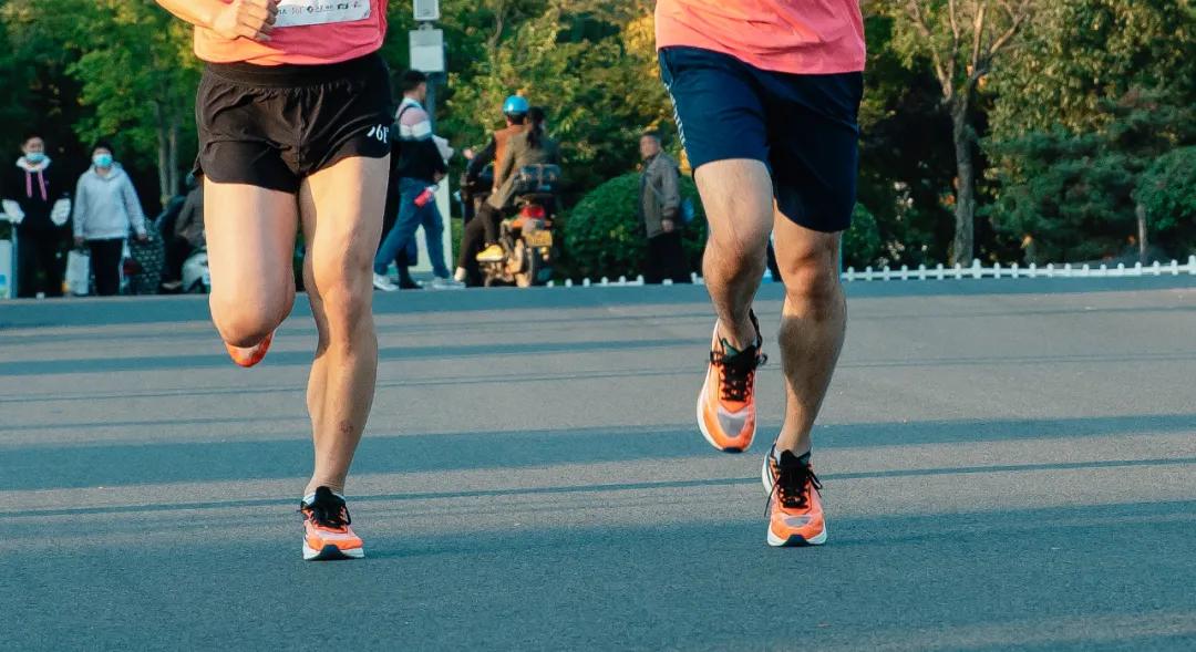 穿什么跑 | 孕妇1英里仅用5分25秒，你可能还跑不过她