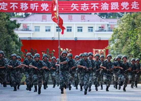 军人什么时候穿21式作战靴,军人穿的战斗靴