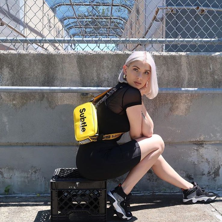 小型挎包时尚穿搭,单肩斜挎大包小众设计