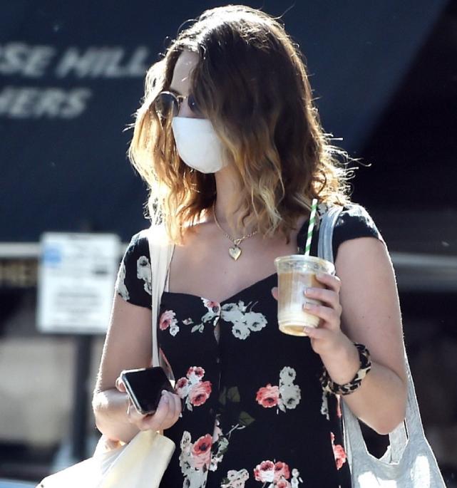 莉莉和詹姆年轻时的样子,莉莉·詹姆斯穿纱裙仙气十足