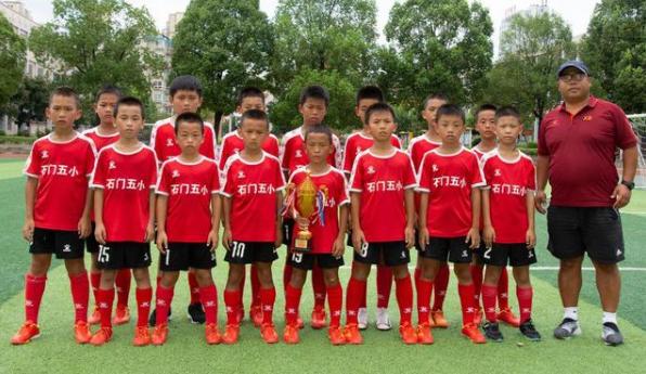 一群山里娃踢球的样子,一群山里娃踢球