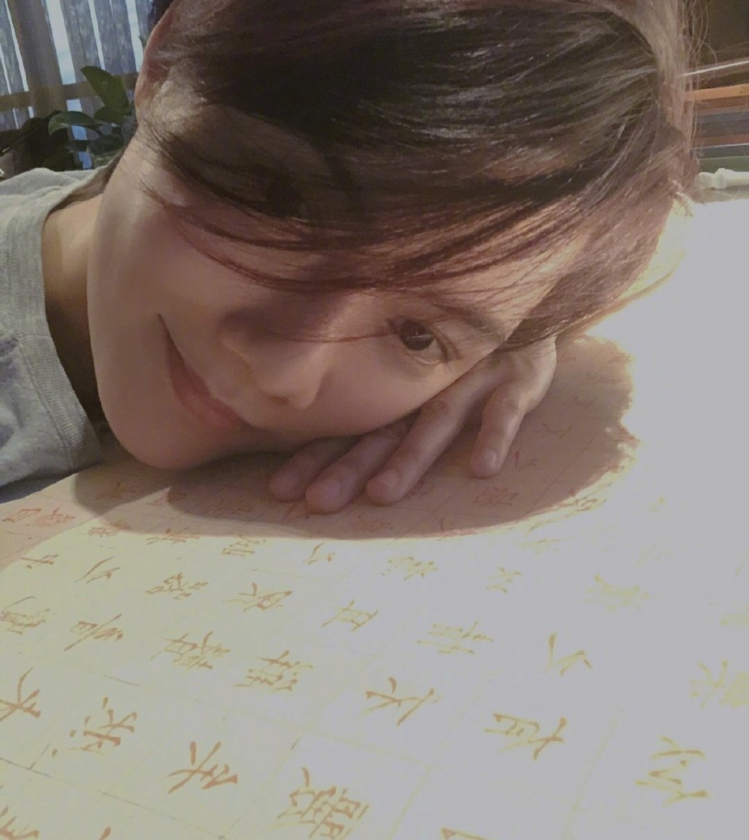 车晓已瘦成“纸片人”，衣服还要靠夹子夹住，频摸鼻子疑身体不适