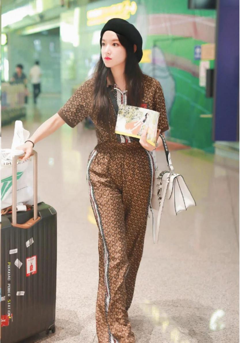 程潇同款甜酷风穿搭,程潇的机场穿搭时尚又显气场